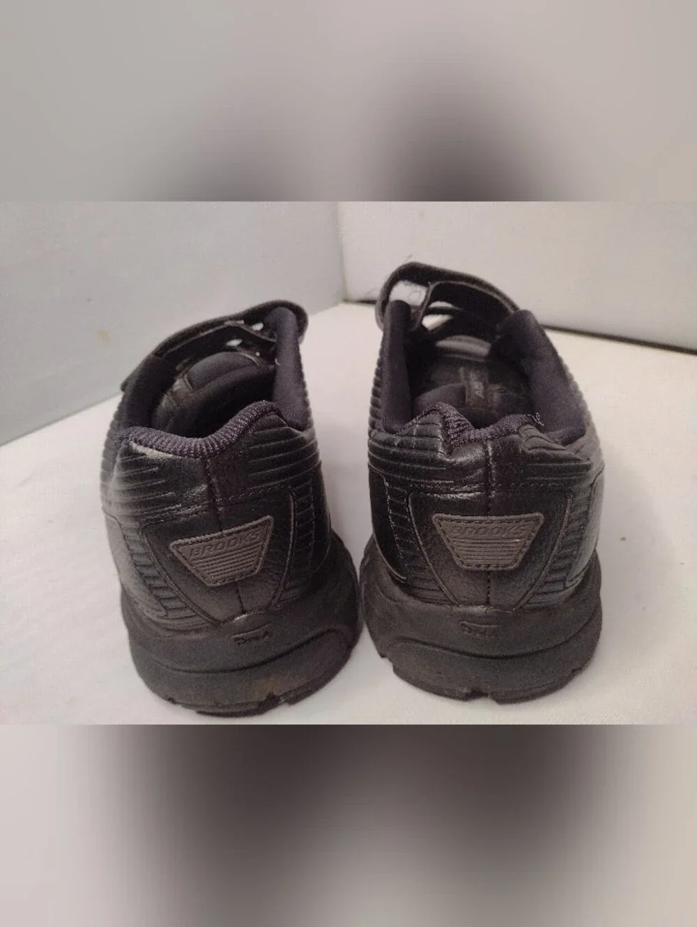 Brooks Women's Addiction Walking Shoes 10.5 2E Leather Hook Loop Sneakers Z